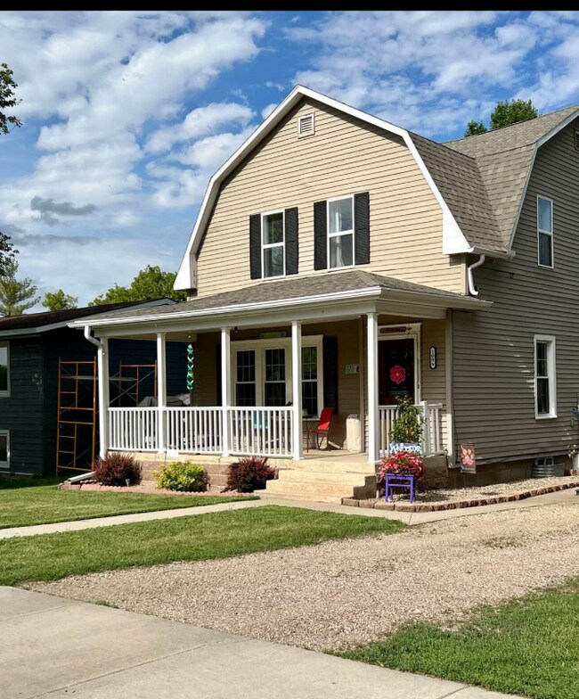 1006 S Rowley St, Mitchell, SD 57301