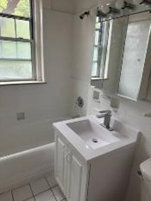 519 Monroe Ave unit elmora, Elizabeth, NJ 07201 - photo 3