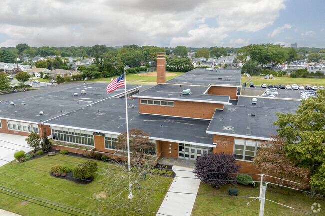 Bellmore's John G. Dinkelmeyer Elementary School has 391 students with a ratio of 13:1.