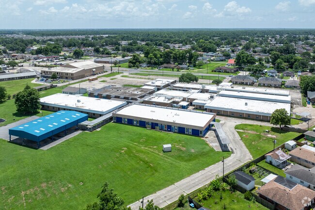 Estelle Elementary School has a 21:1 student to teacher ratio.