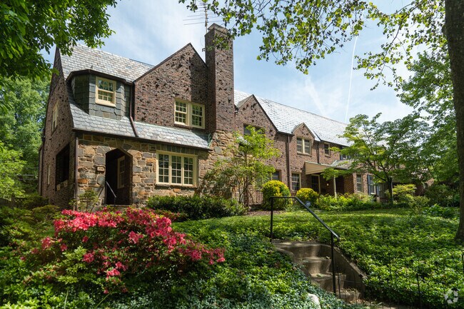 Take a walk down Lake Avenue in Lake Walker and admire the lush landscape and victorian homes.