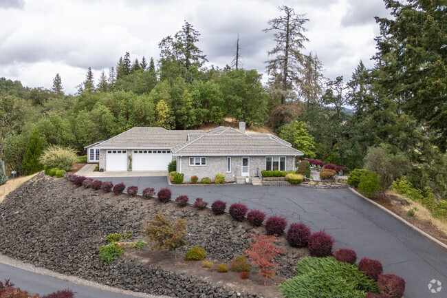 Timeless Melrose Ranch homes, where rustic beauty meets Oregon's landscapes.