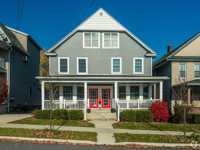 Duplexes with multiple floors and apartment buildings are common in Hyde Park.