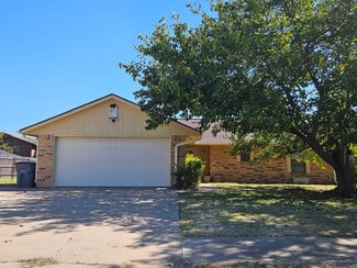 2513 NW Robinhood Dr, Lawton, OK 73505