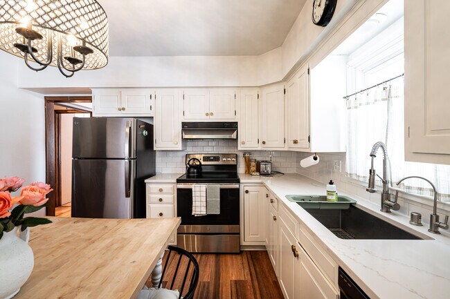 535 W Montclaire Ave, Milwaukee, WI 53217 - photo 6