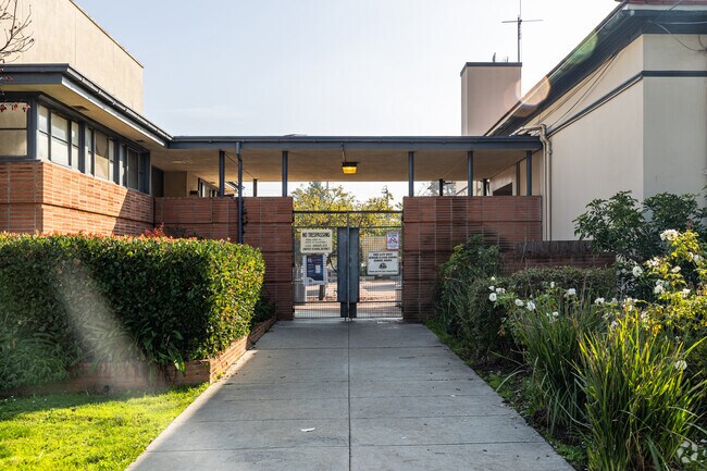 Overland Avenue School in Cheviot Hills is a well rated school for elementary school students.