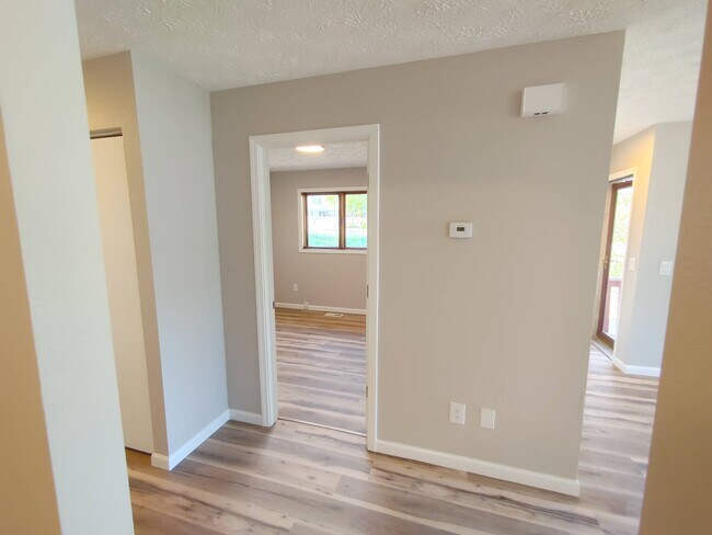 566 N Bailey St, Palmer, AK 99645 - photo 2