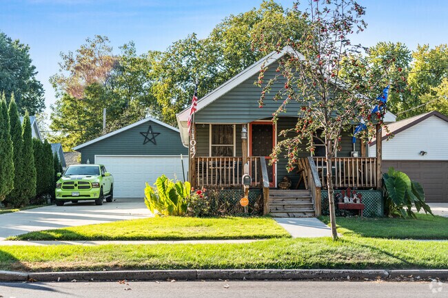 Quaint cottages and bungalows in Slatterly Park add character to this peaceful neighborhood.