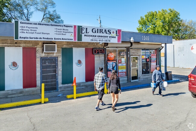 El Girasol is a neighborhood convenience store located on Lockbourne Road in Vassor Village.