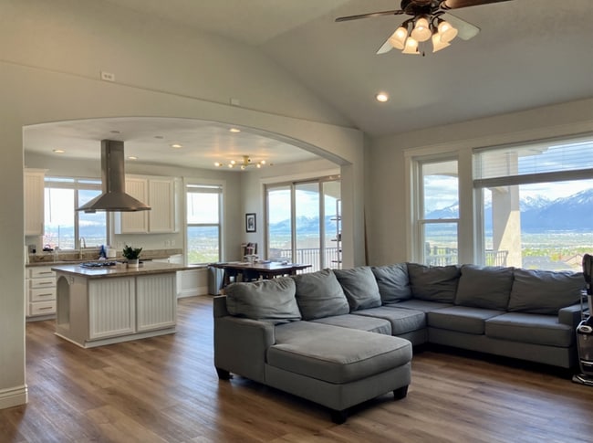 Vaulted ceilings, open concept living area, and a STUNNING view!!