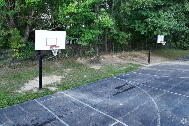 Echo Hills Elementary School
has basketball courts for students to play.