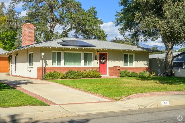 A unique residential area of Oakmont is the Russian Village District, which has 1920s and 1930s folk-style or vernacular architecture.