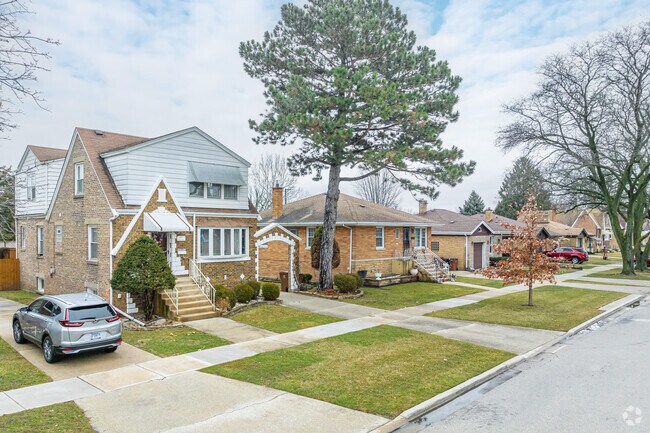 A row of homes that display popular home styles in Broadview.