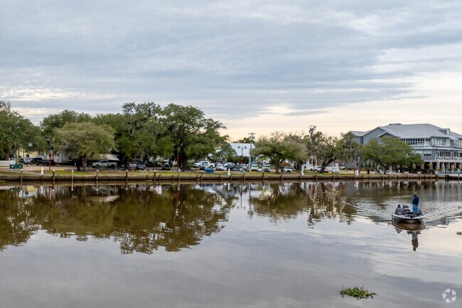 Families enjoy relaxing walks at Riverside Park North.
