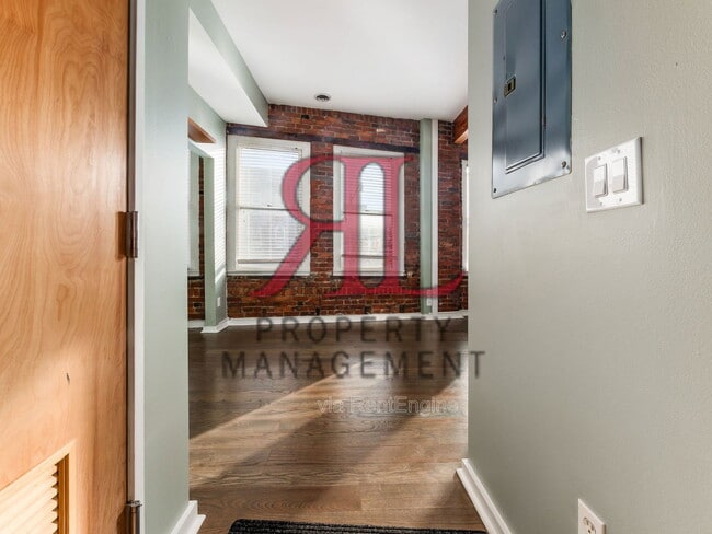 1131 N High St unit 202, Columbus, OH 43201 - photo 5