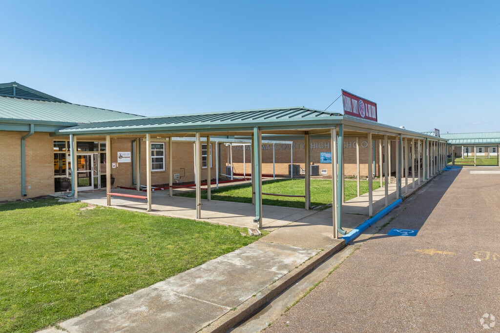 Coahoma County Junior/Senior High maintains a student-teacher ratio of 14:1.