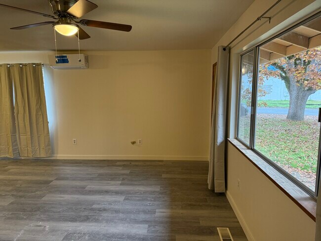 1337 SW Foundry St unit B, Grants Pass, OR 97526 - photo 4