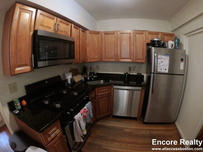 241 Freeman St unit D, Brookline, MA 02446 - photo 2