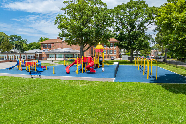 Roslyn Heights Elementary School is a top rated school.