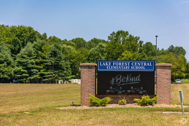 Lake Forest Central Elementary School has a student teacher ratio of 14 to 1.
