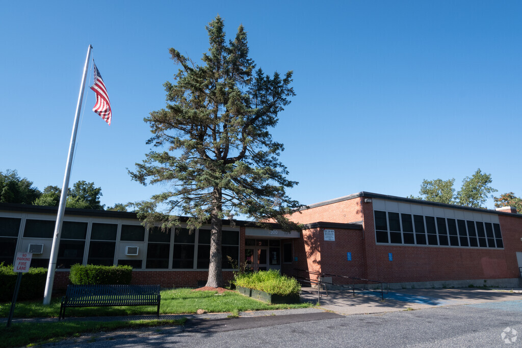 West Tatnuck School provides education to children living in the Tatnuck Community.
