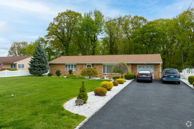 Cozy Ranch style homes can be found throughout Kendall Park.