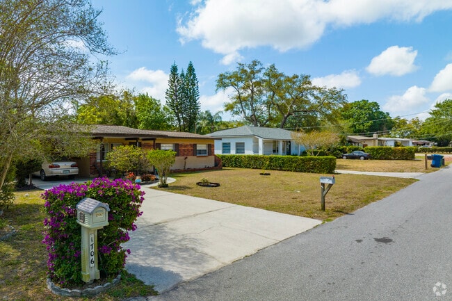 There are many older homes in Forest Hills with large yards.