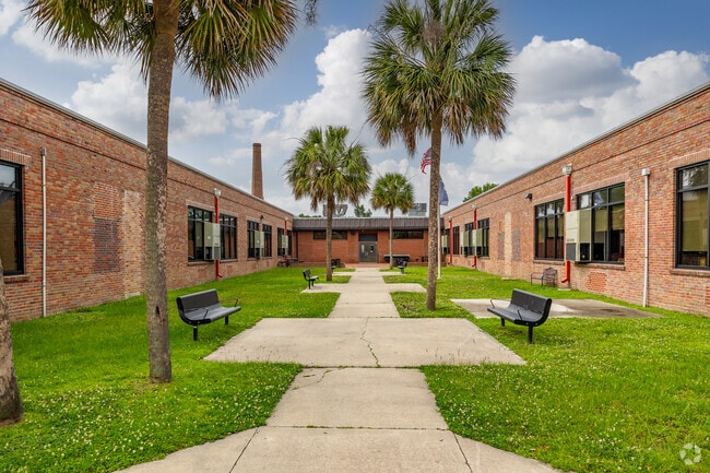 The Simmons-Pinckney Middle School in SC has a beautiful courtyard for students to enjoy.