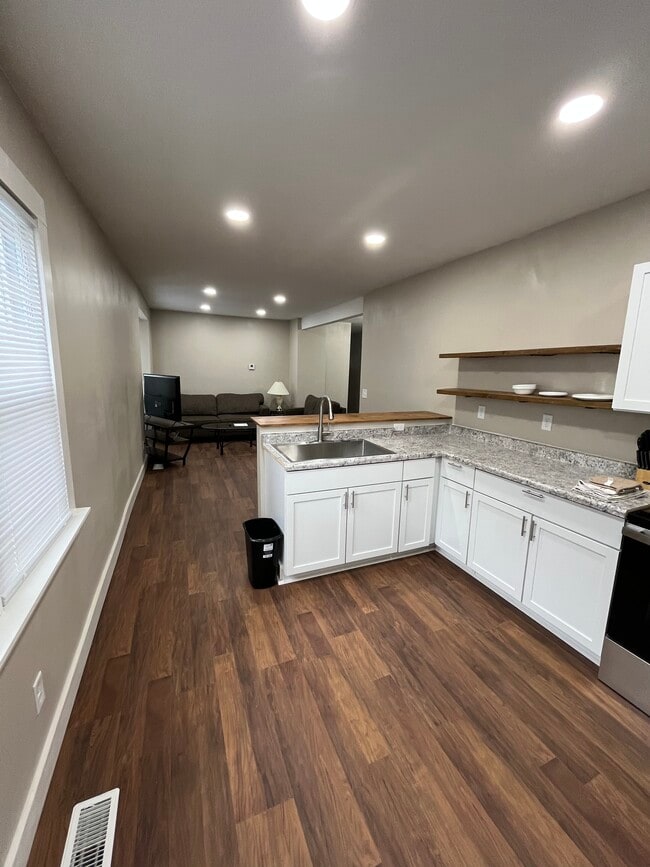 810 E 8th St unit 1, Muscatine, IA 52761 - photo 2