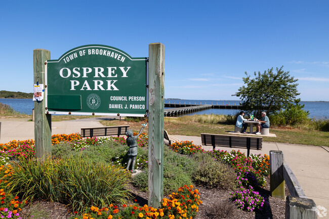 Osprey Park is a nice park where you can relax and have a bite by the water.