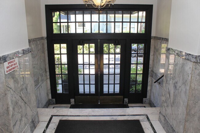 1928 SW Laurel St unit 7, Portland, OR 97201 - photo 4