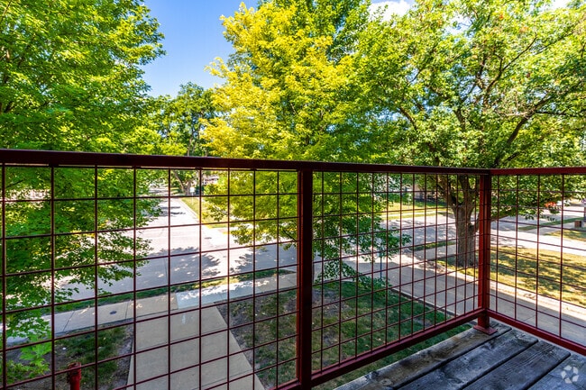 2BR + Den, 2BA - 870 SF