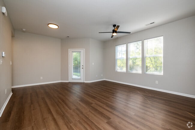1BR, 1BA - 790SF