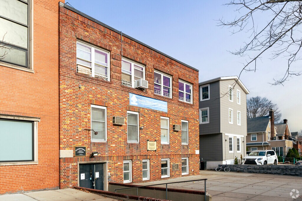 Tiferet Torah is a vibrant Yeshiva where students strive for growth every day.