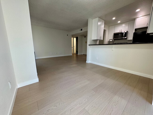 10911 Rochester Ave unit 202, Los Angeles, CA 90024 - photo 7