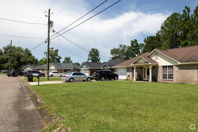 In Plantation, you'll find a peaceful haven just moments away from the heart of Mobile.