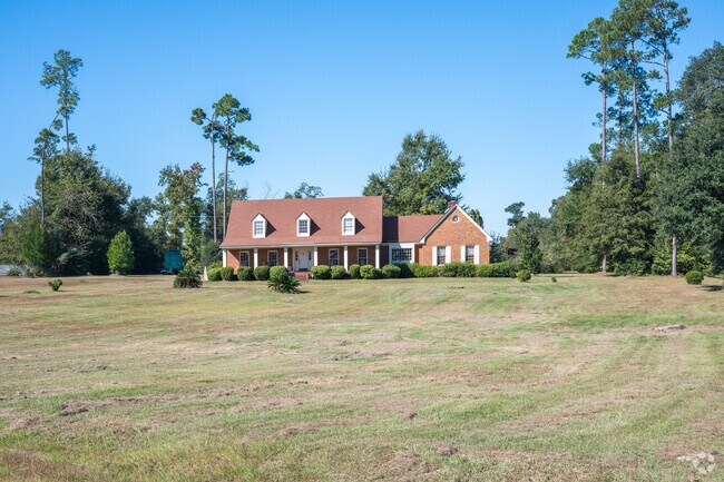 Homes with large lots can be found along Newcomb Rd. in Radium Springs.