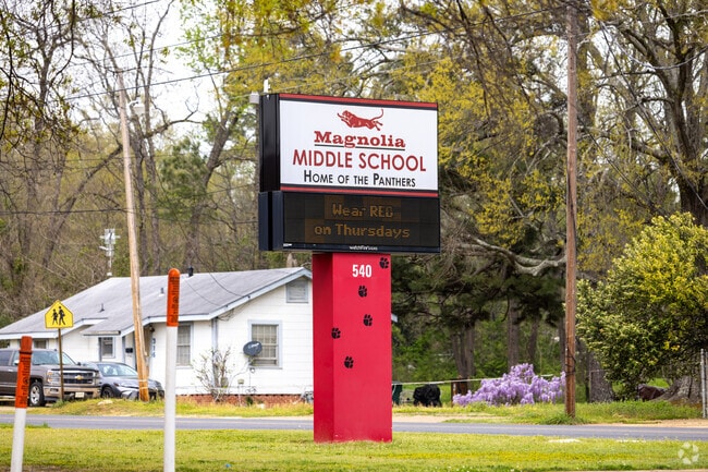 Magnolia Middle School has a low 12:1 student to teacher ratio.