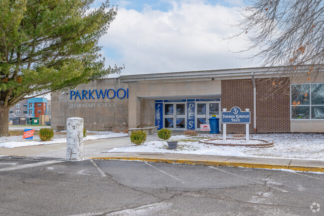 548 students in grades in PK, K-5 attend Parkwood Elementary School.