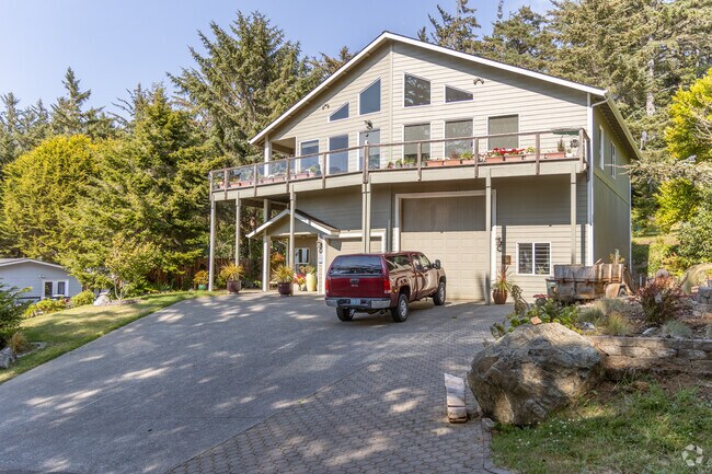 Large 3-4 bedrooms homes can be found up the hill on the Wedderburn's eastside.