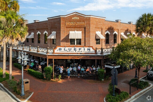 Village of Buttonwood locals love to enjoy fresh seafood at nearby Bluefin Grill & Bar.