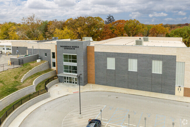 Woodridge Elementary School serves 598 students in grades 6-8
