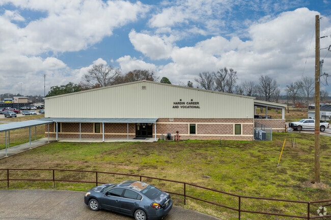 Hardin High School has a student teacher ratio of 13 to 1.