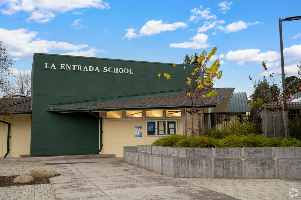 La Entrada Middle School focuses on the higher education of its students in Portola Valley.