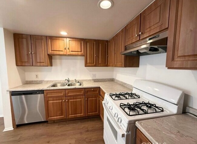 14307 Foothill Blvd unit B6, Sylmar, CA 91342 - photo 6