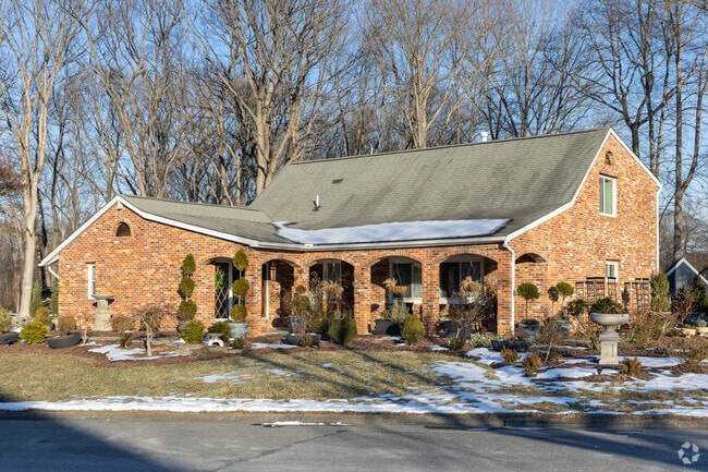 Renovated and some custom builds can be seen along the streets of Amber Meadows.
