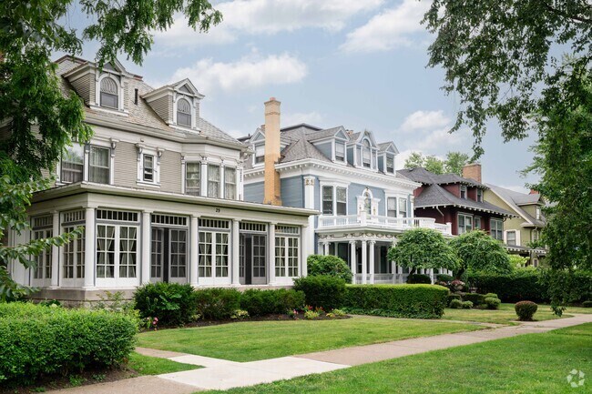 The median year built for homes in Upper West Side is 1900.