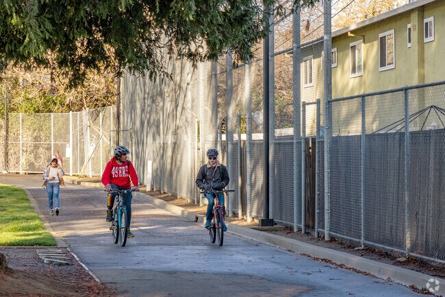 Creekside Park are about 2 miles away from Calabazas.
