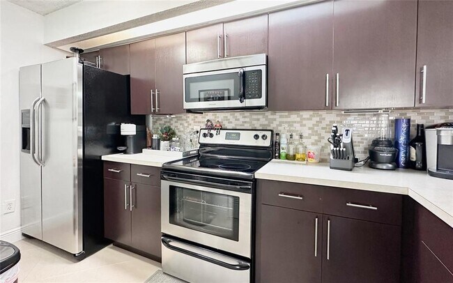 18870 NW 57th Ave unit 305, Hialeah, FL 33015 - photo 2