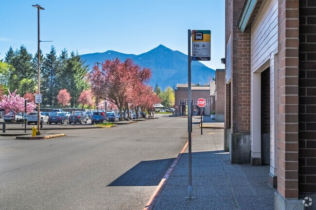 Wilderness Rim is a car-dependent community, although there is bus service in nearby North Bend.